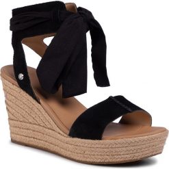 Espadryle UGG - W Wittley 1108534 Blk. Czarne espadryle damskie Ugg, bez wzorów, z zamszu, bez obcasa, na obcasie. W wyprzedaży za 379,00 zł.