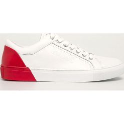 Guess Jeans - Buty skórzane. Białe sneakersy męskie Guess Jeans, z jeansu, na sznurówki. W wyprzedaży za 379,90 zł.