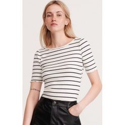 T-shirt z prążkowanej dzianiny - Wielobarwny. T-shirty damskie Reserved, s, bez wzorów, z dzianiny, bez kołnierzyka. Za 39,99 zł.