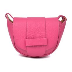 Skórzana torebka w kolorze różowym - (S)17 x (W)18 x (G)7 cm. Różowe torebki klasyczne damskie marki Wiosenny MUST HAVE, w paski, ze skóry, na ramię, bez dodatków. W wyprzedaży za 179,95 zł.