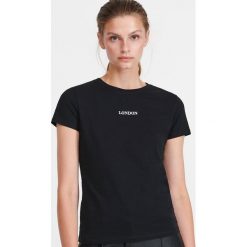 T-shirt z minimalistycznym napisem - Czarny. Czarne t-shirty damskie Reserved, s, z napisami, bez kołnierzyka. W wyprzedaży za 14,99 zł.
