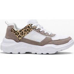 Sneakersy bonprix biało-szaro-leo. Białe buty sportowe damskie bonprix. Za 99,99 zł.