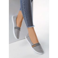 Czarne Tenisówki Kinds. Czarne trampki i tenisówki damskie marki Born2be, bez wzorów, bez zapięcia. Za 39,99 zł.