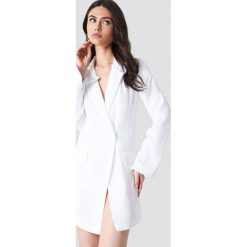 NA-KD Classic Asymetryczna sukienka o kroju marynarki - White. Białe marynarki damskie NA-KD Classic, bez wzorów, z poliesteru. Za 242,95 zł.