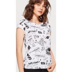 Koszulka z nadrukiem all over - Biały. Białe t-shirty damskie marki Cropp, l, z nadrukiem. Za 24,99 zł.