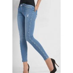 Jeansy z lampasami z pereł. Niebieskie jeansy damskie Orsay, z elastanu. Za 129,99 zł.