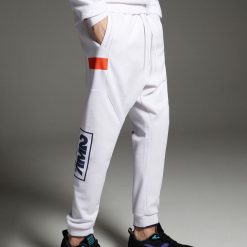 Dresowe joggery z kolekcji M2A - Biały. Białe joggery męskie marki Cropp, s, z dresówki. Za 119,99 zł.