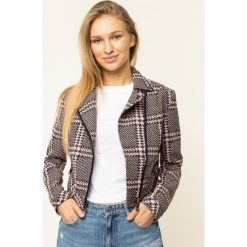 Kurtka przejściowa Guess W01L89 WCLU0. Różowe kurtki damskie Guess, s, z aplikacjami, z elastanu, bez kaptura. W wyprzedaży za 499,00 zł.