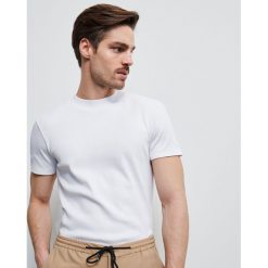 T-shirt z prążkowanej dzianiny - Biały. Białe t-shirty damskie Reserved, s, bez wzorów, z dzianiny, bez kołnierzyka. Za 59,99 zł.