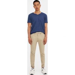 Spodnie typu chinos skinny fit. Brązowe chinosy męskie marki Pull&Bear. Za 119,00 zł.