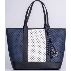 Torebka damska Monnari ażurowa shopper granatowa. Torby damskie na zakupy Monnari, bez wzorów, z breloczkiem. W wyprzedaży za 129,00 zł.