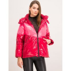 Kurtka puchowa TwinSet 192TT2350. Czerwone kurtki damskie Twinset, bez wzorów, z puchu, bez kaptura. W wyprzedaży za 719,00 zł.