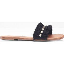 Klapki bonprix czarny. Czarne klapki damskie bonprix, bez wzorów, bez obcasa. Za 24,99 zł.