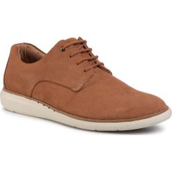 Półbuty CLARKS - Un VoyagePlain 261411407 Dark Tan Suede. Pomarańczowe półbuty męskie Clarks, na co dzień, bez wzorów, ze skóry, eleganckie, bez zapięcia. W wyprzedaży za 379,00 zł.