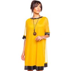 Sukienka "Lise" w kolorze musztardowym. Żółte sukienki damskie Glamour Paris, s, bez wzorów, bez kołnierzyka, bez rękawów, midi. W wyprzedaży za 109,95 zł.