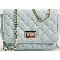 Torebka crossbody z łańcuszkiem - Zielony. Zielone torebki klasyczne damskie Mohito, bez wzorów, bez dodatków. Za 89,99 zł.