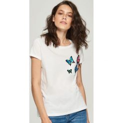 T-shirty damskie: T-shirt z motylami – Biały