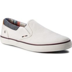 Tenisówki WRANGLER - Legend Slip On WM181011 White 51. Białe półbuty męskie marki Wrangler, na co dzień, bez wzorów, z gumy, klasyczne, bez zapięcia. W wyprzedaży za 159,00 zł.