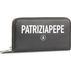 Duży portfel damski Patrizia Pepe 2V4879/A5K9-K103. Czarne portfele damskie Patrizia Pepe, bez wzorów. W wyprzedaży za 369,00 zł.