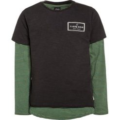 Scotch Shrunk DOUBLE LAYER LONGER LENGTH 2IN1 Tshirt z nadrukiem green. Zielone t-shirty męskie marki Scotch Shrunk, z nadrukiem, z bawełny. W wyprzedaży za 199,20 zł.