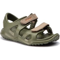 Sandały CROCS - Swiftwater River Sandal K 204988 Army Green. Zielone sandały chłopięce Crocs, ze skóry ekologicznej, bez zapięcia. W wyprzedaży za 109,00 zł.