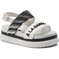 Sandały MELISSA - Cosmic Sandal II + A L 32514 White/Black 51637. Czarne klapki damskie Melissa, bez wzorów, z tworzywa sztucznego, bez obcasa. W wyprzedaży za 379,00 zł.