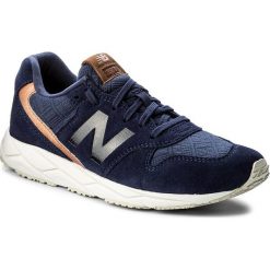 Sneakersy NEW BALANCE - WRT96EAB Granatowy. Niebieskie półbuty damskie New Balance, z zamszu. W wyprzedaży za 299,00 zł.