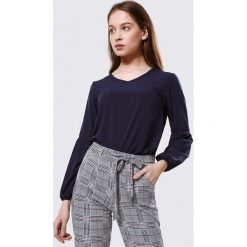 Granatowa Bluzka Reflect Upon. Szare bluzki damskie marki Born2be, xl, bez wzorów, z tkaniny, bez kołnierzyka, z długim rękawem. Za 29,99 zł.