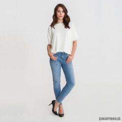 Bluzka W DRODZE letnia biel. Szare bluzki damskie marki Pakamera, bez wzorów, z materiału, bez kołnierzyka. Za 119,00 zł.