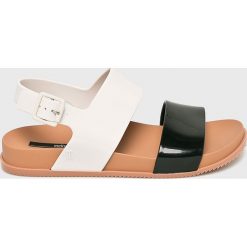 Melissa - Sandały Cosmic Sandal III. Białe klapki damskie Melissa, bez wzorów, z gumy, bez obcasa, na obcasie. W wyprzedaży za 229,90 zł.