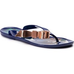 Japonki TED BAKER - Suzzip 9-18470 Navy Houdinii. Niebieskie klapki damskie Ted Baker, z aplikacjami, z tworzywa sztucznego, bez obcasa, na obcasie. W wyprzedaży za 209,00 zł.