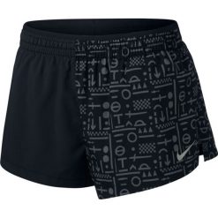 Spodenki Nike London 2018 - 3 Inch Shorts W Czarne. Czarne spodenki sportowe damskie marki Nike, z nadrukiem, z materiału, do biegania. Za 94,99 zł.