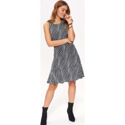 Błyszcząca sukienka na imprezę z efektownymi plecami. Czarne sukienki damskie Top Secret, na imprezę, na lato, w paski, eleganckie, z dekoltem na plecach, bez rękawów, dopasowane. W wyprzedaży za 119,99 zł.