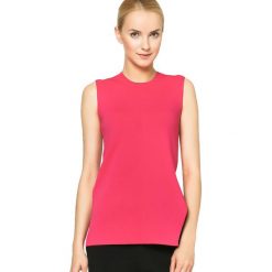 Sweter w kolorze fuksji. Różowe swetry damskie Deni Cler, bez wzorów, z denimu, bez rękawów, bez kaptura. W wyprzedaży za 134,95 zł.