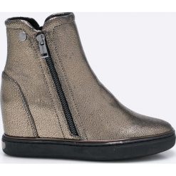Guess Jeans - Botki. Żółte koturny damskie Guess Jeans, bez obcasa, na obcasie, bez zapięcia. W wyprzedaży za 299,90 zł.