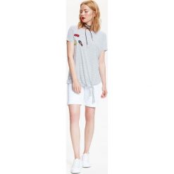 T-SHIRT DAMSKI W PASKI, Z APLIKACJAMI I WIĄZANIEM NA DOLE. Białe t-shirty damskie Top Secret, w paski, eleganckie, bez kołnierzyka. W wyprzedaży za 24,99 zł.