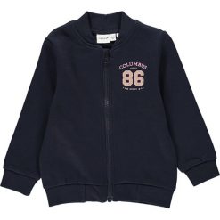 Bluza "Naiburi" w kolorze granatowym. Niebieskie bluzy niemowlęce name it girls, z nadrukiem, z bawełny, bez rękawów, bez kaptura. W wyprzedaży za 42,95 zł.