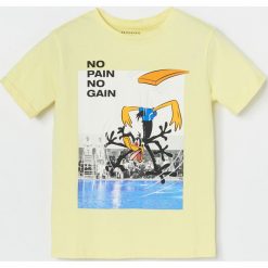 Bawełniany t-shirt kaczor Daffy - Żółty. Żółte t-shirty męskie Reserved, bez wzorów, z bawełny, bez kołnierzyka. W wyprzedaży za 29,99 zł.