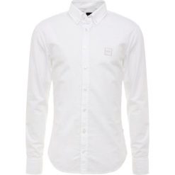 BOSS CASUAL MABSOOT SLIM FIT Koszula white. Białe koszule męskie BOSS Casual, m, bez wzorów, z bawełny, casualowe, bez kołnierzyka, bez rękawów. Za 379,00 zł.
