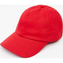 Czerwona czapka basic. Czerwone czapki z daszkiem męskie Pull&Bear. Za 39,90 zł.