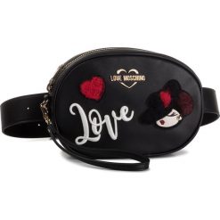 Saszetka nerka LOVE MOSCHINO - JC4092PP18LP0000 Nero. Czarne nerki damskie Love Moschino, bez wzorów, ze skóry ekologicznej, młodzieżowe, bez dodatków. Za 719,00 zł.