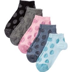Krótkie skarpetki w połyskujące kropki (5 par) bonprix kolorowe w kropki. Niebieskie skarpetki damskie bonprix, w kolorowe wzory. Za 24,99 zł.