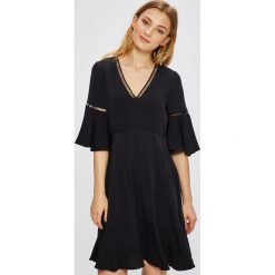 Tommy Hilfiger - Sukienka Peggy. Sukienki małe czarne damskie marki TOMMY HILFIGER, na co dzień, z poliesteru, casualowe, rozkloszowane. W wyprzedaży za 449,90 zł.