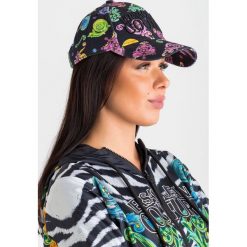 CZAPKA Z DASZKIEM Versace Jeans Couture. Czarne czapki damskie Versace Jeans Couture, z aplikacjami, z jeansu. Za 335,20 zł.