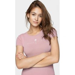 T-shirt damski TSD601 - jasny fiolet - Outhorn. Pomarańczowe koszulki damskie Outhorn, bez wzorów, bez kołnierzyka. W wyprzedaży za 24,99 zł.