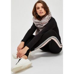Spodnie dresowe z lampasami. Czarne spodnie damskie Moodo, xl, z elastanu. Za 79,99 zł.