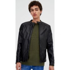 Kurtka w stylu biker ze sztucznej skóry. Czarne kurtki męskie marki Pull&Bear, ze skóry. Za 109,00 zł.
