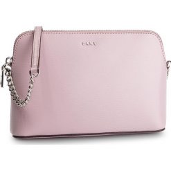 Torebka DKNY - Bryant Dome Cbody R83E3655 Lt Lavender LLV. Różowe torebki klasyczne damskie DKNY, bez wzorów, ze skóry, bez dodatków. W wyprzedaży za 429,00 zł.