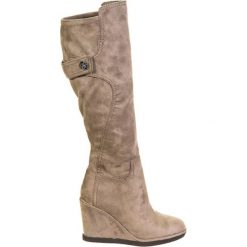 Kozaki w kolorze taupe. Czarne buty zimowe damskie marki Born2be, z materiału, z okrągłym noskiem, na niskim obcasie, na koturnie. W wyprzedaży za 569,95 zł.
