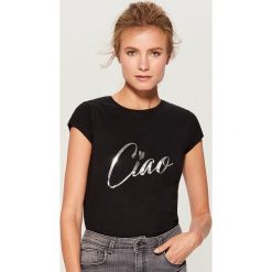 Koszulka z połyskującym nadrukiem - Czarny. Czarne t-shirty damskie Mohito, l, z nadrukiem. Za 29,99 zł.
